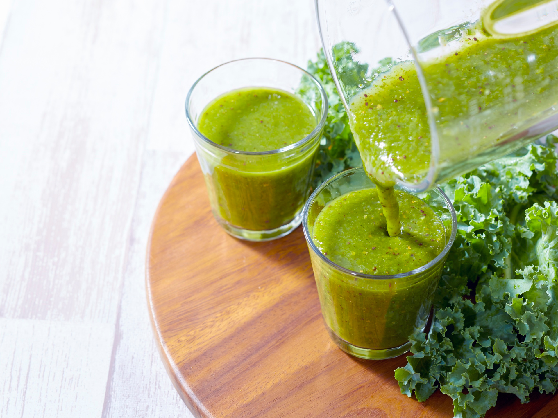 szklanka pelna soku z zielonych owocow